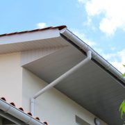 Comment poser du lambris PVC sous toiture ?