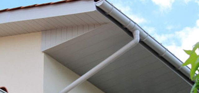 Comment poser du lambris PVC sous toiture ?