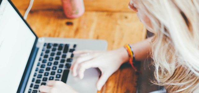 Comment rencontrer quelqu’un quand on ne sort pas ?