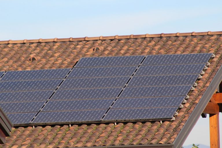 Combien de panneaux photovoltaïques pour 5 000 kW ?