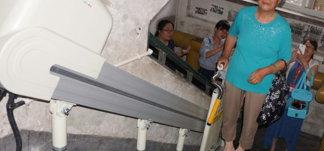 Comment fonctionne un monte-escalier debout ?
