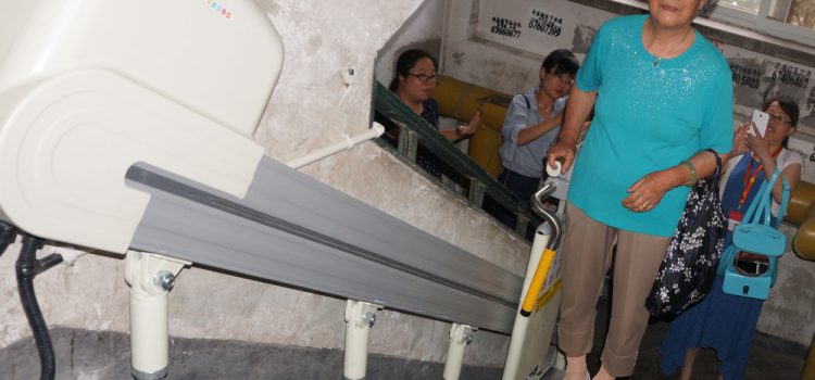Comment fonctionne un monte-escalier debout ?