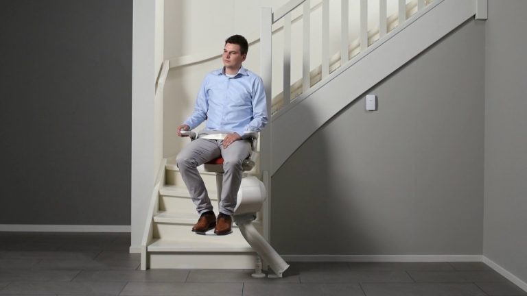 Installer un monte-escalier : la bonne solution pour vous faciliter l’accès aux étages